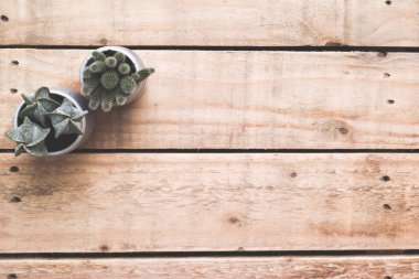 Modern işyeri masasının yüksek açılı görünümü. Küçük ahşap masa