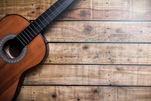 Akoestische gitaar op vintage stijl hout achtergrond. Kopieer ruimte wit — Stockfoto