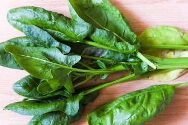 Taze top, ev yetiştirilen organik ıspanak yaprakları