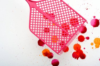 Swatted sinekler sahte kan sıçramaları ile sinek swatter ve i