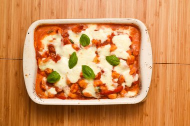 İtalyan makarna fırında yemek üzerine eritilmiş mozzarella peyniri ile