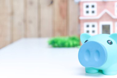 Piggy banka ve yeni ev, mort ödemek için para tasarrufu kavramı