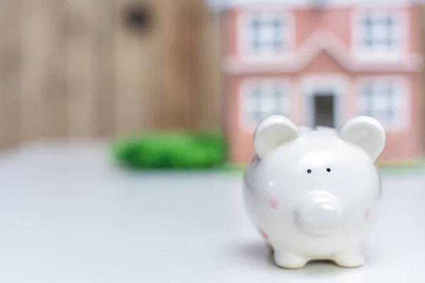 Piggy Bank en nieuw huis, concept van geld besparen om te betalen voor Mort — Stockfoto