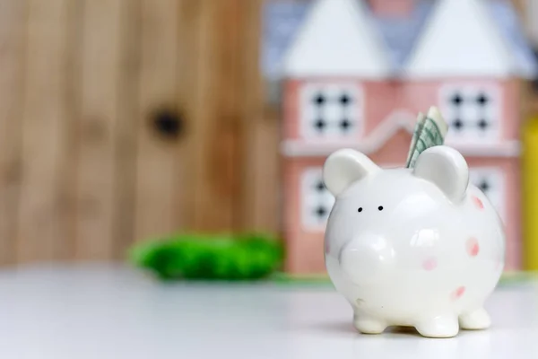 Piggy Bank en nieuw huis, concept van geld besparen om te betalen voor Mort — Stockfoto