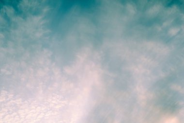 Retro tarzı gökyüzü arka plan. Vintage renk t ile bulutlar ve gökyüzü