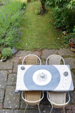 Açık hava için masa ve sandalyeler ile Rustik tarzı bahçe veranda alanı