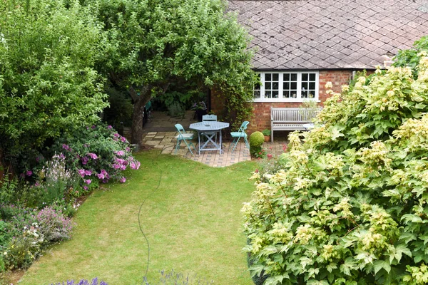 Ухоженный задний двор или сад с умывальником и гостиной, высокий — стоковое фото