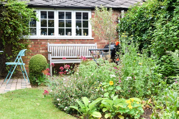 Ухоженный задний двор или сад с лавровыми листьями, цветами и саженцами — стоковое фото