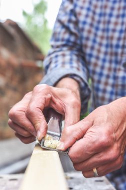 Ahşap tahta üzerinde bir uçak ile çalışan adam elleri yakın