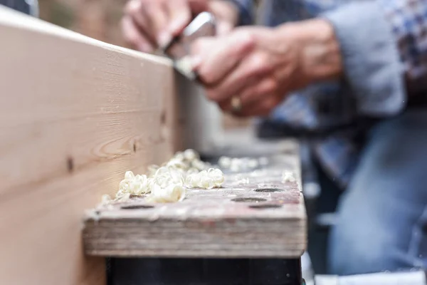 Закрытие мужских рук, выполняющих деревянные работы с помощью инструментов — стоковое фото