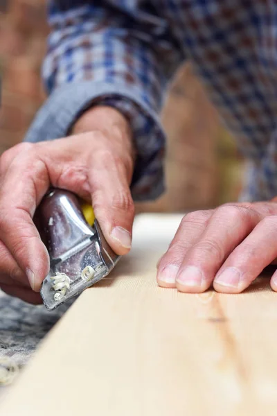 Close-up van mannelijke handen die houtwerk met behulp van gereedschap — Stockfoto