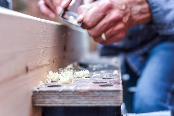 Close-up van mannelijke handen die houtwerk met behulp van gereedschap — Stockfoto