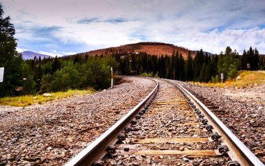 Düşük açıdan dağ demiryolu rayları. Tren rayları kıvrılıyor.