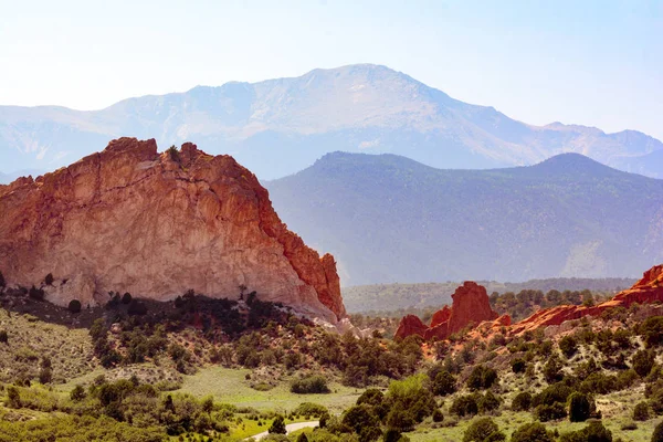 Groothoek landschap van de woestijn, nationaal park met rotsachtige bergen — Stockfoto