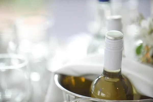 Botellas de vino en un cubo de hielo en la mesa del restaurante, victoria blanca —  Fotos de Stock