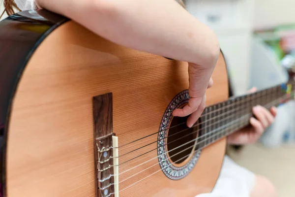 女孩学习弹吉他在音乐课上关于教学 — 图库照片