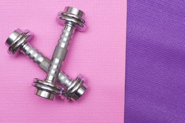 Yoga mat ve jimnastik eğitimi ve kaldırma için egzersiz ekipmanları biz