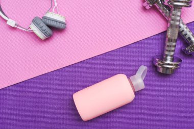 Yoga mat ve jimnastik eğitimi ve kaldırma için egzersiz ekipmanları biz