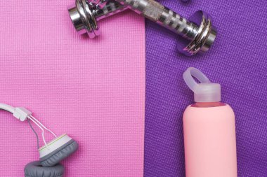 Yoga mat ve jimnastik eğitimi ve kaldırma için egzersiz ekipmanları biz