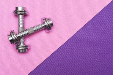 Yoga mat ve jimnastik eğitimi ve kaldırma için egzersiz ekipmanları biz
