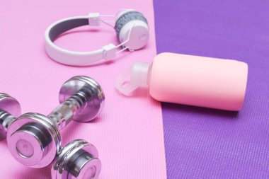 Yoga mat ve jimnastik eğitimi ve kaldırma için egzersiz ekipmanları biz
