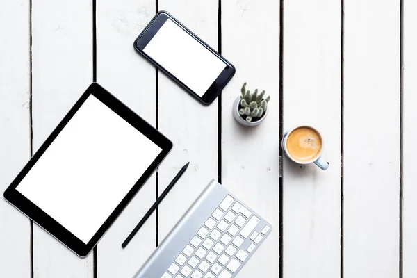 Objets de bureau, appareils avec écrans vides. Écran blanc sur smar — Photo