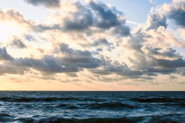 Okyanus, ufku ile dalgalı deniz suyu ve eşit sırasında bulutlar