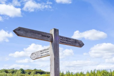 St Albans Heartwood Ormanı'nda sign post n yürüyüşçüler yönlendiren