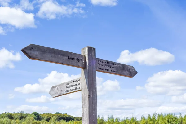 Segnala post a Heartwood Forest a St Albans dirigere escursionisti a n — Foto Stock