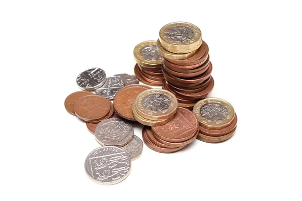 Монеты, изолированные на белой британской валюте, представляющей экономику США — стоковое фото