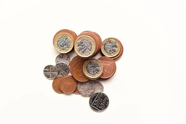 Монеты, изолированные на белой британской валюте, представляющей экономику США — стоковое фото