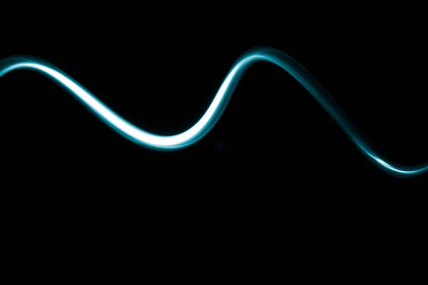 Onda abstrata de luz azul néon elétrico sobre um fundo escuro S — Fotografia de Stock