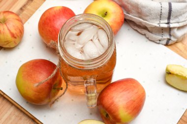 Elma suyu taze sağlıklı doğranmış ap ile ev mutfağında yapılan