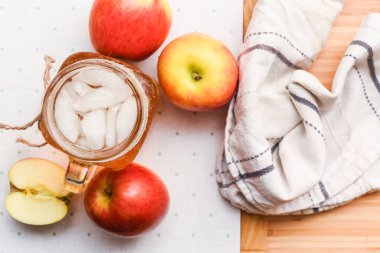 Elma suyu taze sağlıklı doğranmış ap ile ev mutfağında yapılan