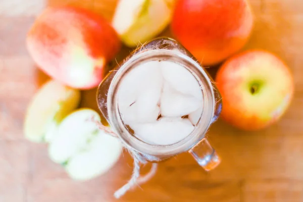 Jus de pomme fraîchement préparé dans la cuisine maison avec un ap haché sain — Photo