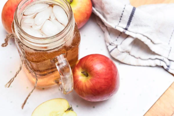 Яблочный сок свежеприготовленный на домашней кухне со здоровым чаем — стоковое фото