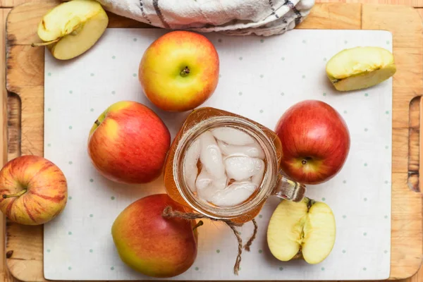 Jugo de manzana recién hecho en la cocina casera con ap picado saludable — Foto de Stock