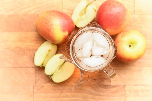 Succo di mela appena fatto in cucina casalinga con sano ap tritato — Foto Stock