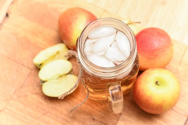 Яблучний сік, щойно виготовлений на домашній кухні зі здоровими подрібненими ап — стокове фото