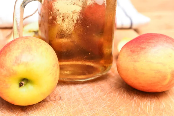 Jus apel yang baru dibuat di dapur rumah dengan potongan daging yang sehat. — Stok Foto