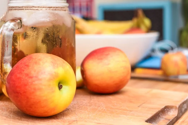 Jus de pomme fraîchement préparé dans la cuisine maison avec un ap haché sain — Photo