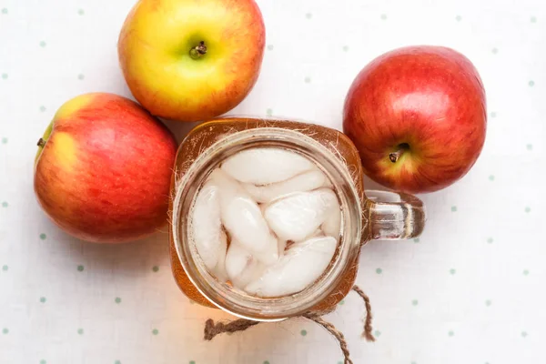 Jus apel yang baru dibuat di dapur rumah dengan potongan daging yang sehat. — Stok Foto