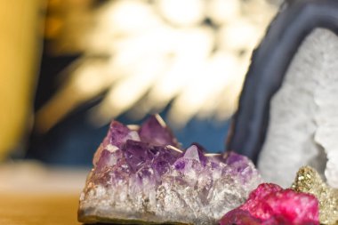 Gemstone 'lar çeşitli değerli taşlar ve kaya ve mineral obje koleksiyonu.