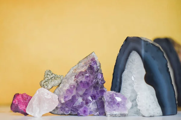 Edelsteine eine Sammlung von verschiedenen Edelsteinen sowie Gesteins- und Mineralobjekten — Stockfoto