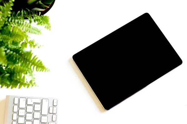 Leerer weißer Bildschirm auf tragbarem Tablet-Gerät auf modernen Bürogeräten — Stockfoto