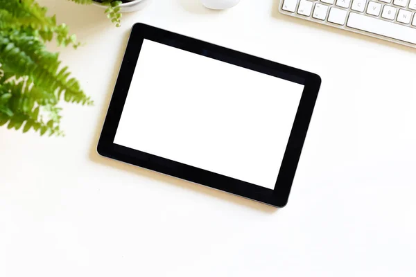 Écran blanc vierge sur tablette portable sur le bureau moderne de — Photo