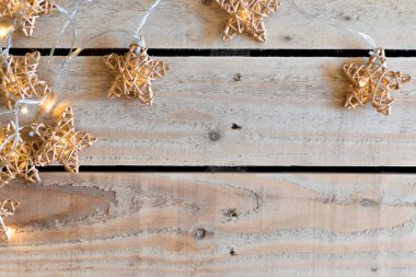 Peri ışıkları tatil arkaplanı ve ahşap noard fotokopi alanı