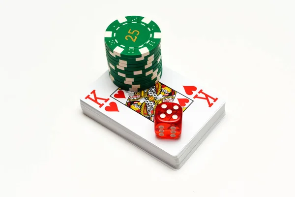 Objetos de cassino jogando cartas dados fichas de cassino isolado no branco — Fotografia de Stock