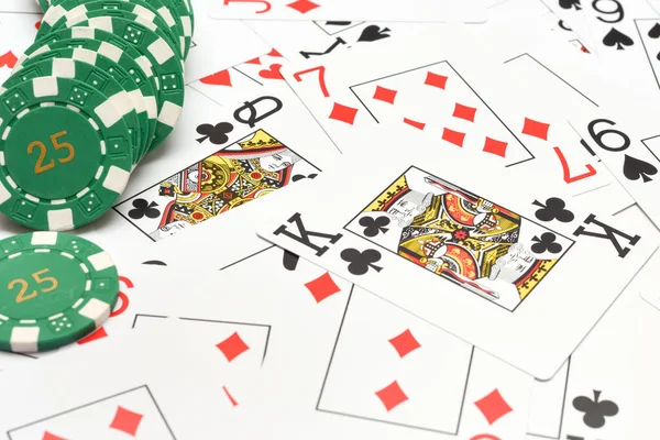 Игровой фон казино с картами и фишками — стоковое фото