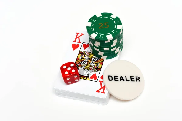 Объекты казино игральные карты фишки казино изолированы на белом — стоковое фото
